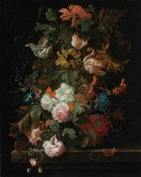 Stilleben af ​​blomster i en glasvase med en sommerfugl